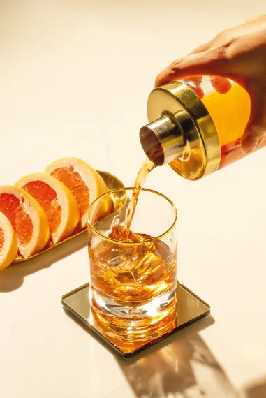  Pouring cocktail drinks made with bourbon whiskey hasil bayden